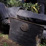 Manifestantes del SME dañan estatua de Felipe Calderón en Los Pinos