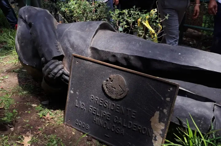 Manifestantes del SME dañan estatua de Felipe Calderón en Los Pinos