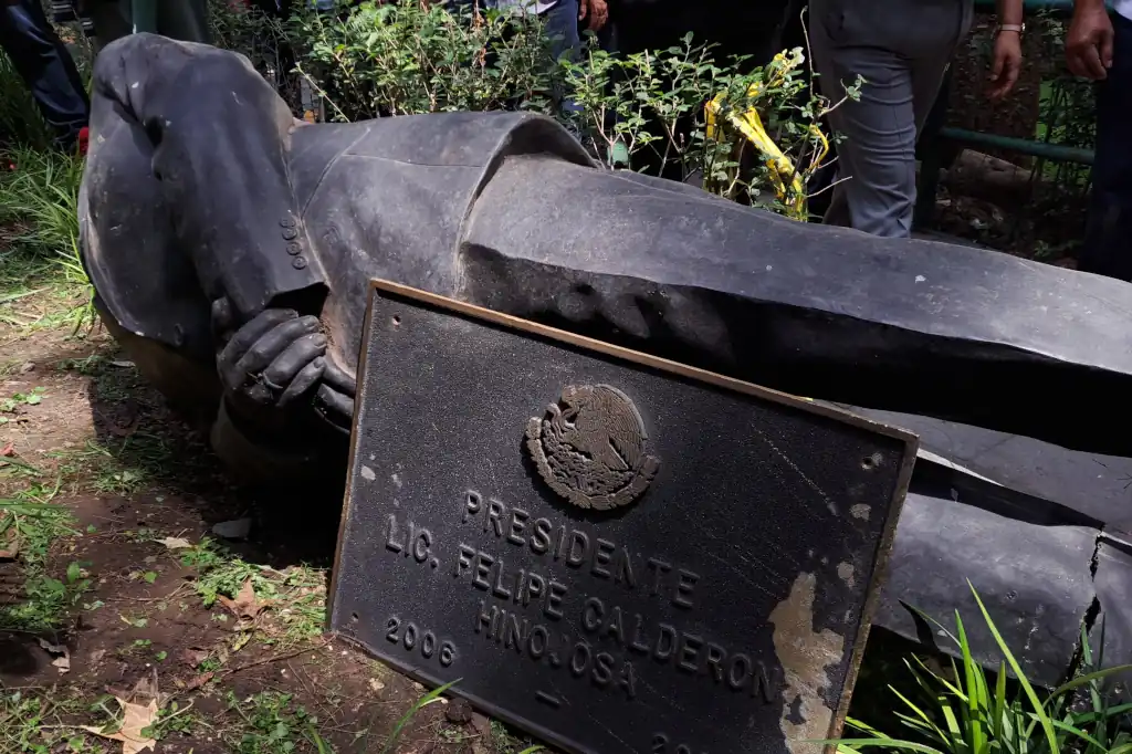 Manifestantes del SME dañan estatua de Felipe Calderón en Los Pinos