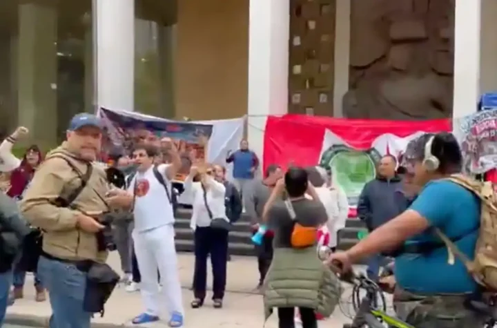 A gritos, trabajadores del IMSS corren a panistas del plantón