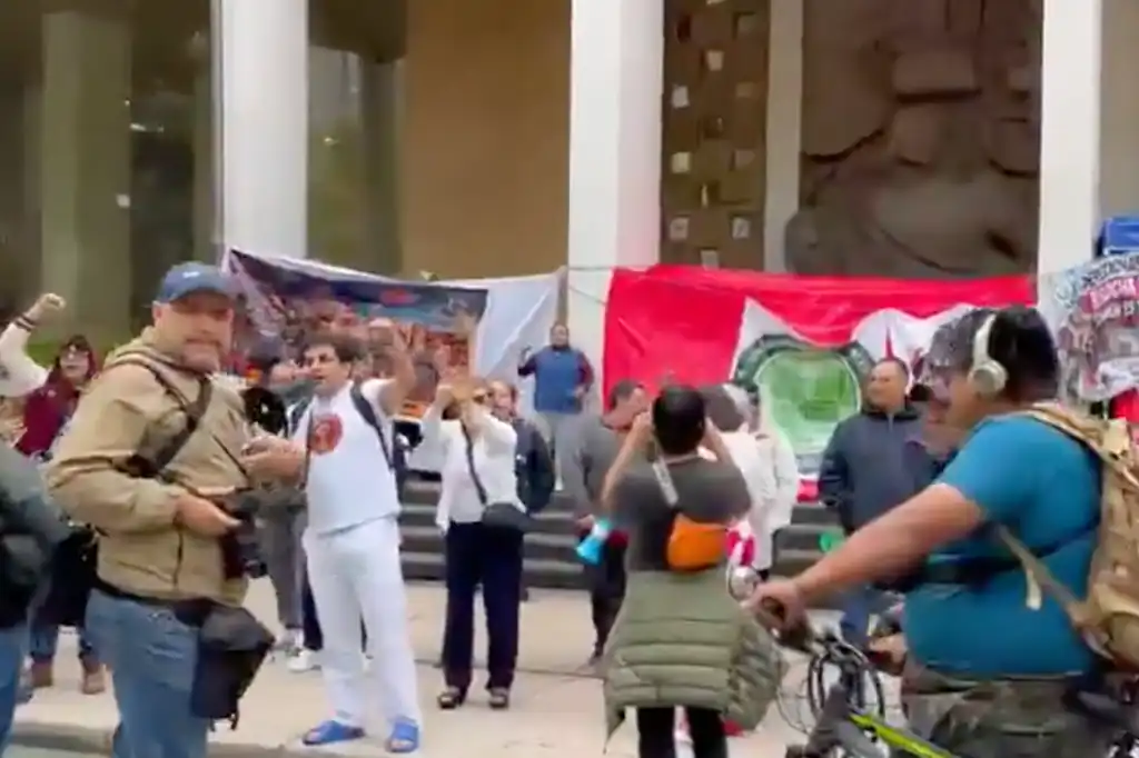 A gritos, trabajadores del IMSS corren a panistas del plantón