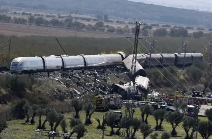 SRE confirma siete mexicanos heridos en choque de trenes en España
